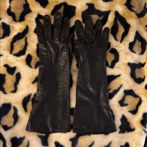 Elegant Black Leather Gloves. Vintage size 7 1/2 
100% silk lining